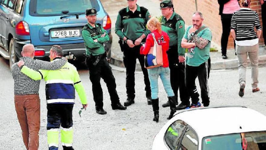 Personal sanitario consuela a un familiar destrozado tras conocer lo ocurrido.