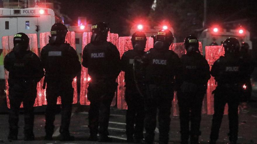 Antidisturbios brítánicos durante una violenta protesta en Belfast (Irlanda del Norte).