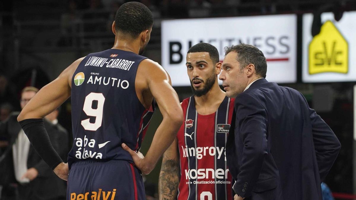 Galbiati da indicaciones a Luwawu-Cabarrot y Howard, uno de los extracomunitarios, en el último duelo liguero ante el Valencia.