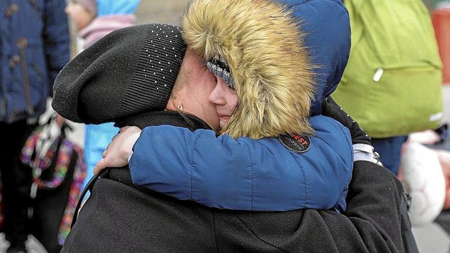 Una mujer abraza a su hija tras su llegada a Polonia. Foto: Efe