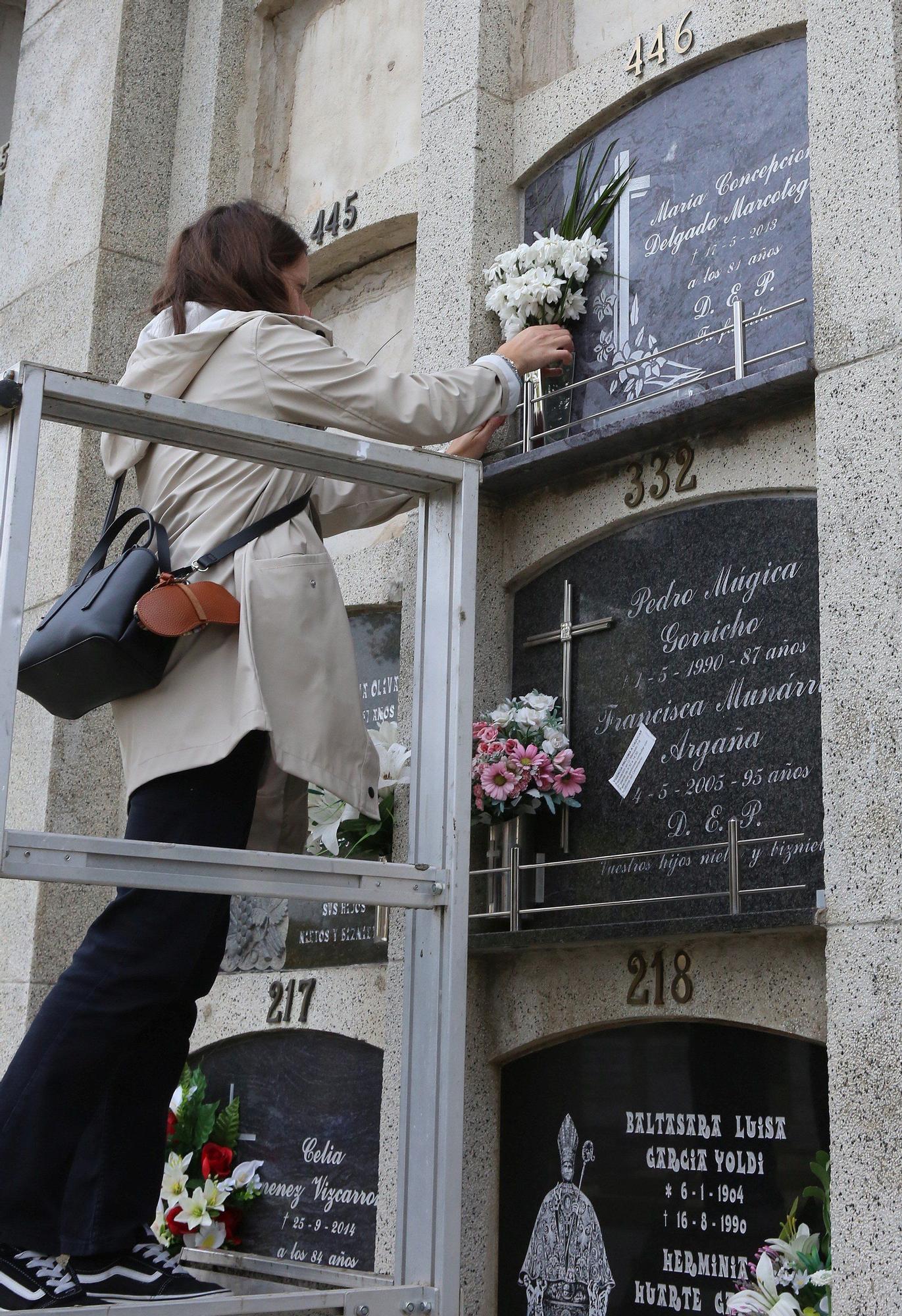 Miles de ciudadanos visitan a sus allegados en los cementerios de Navarra