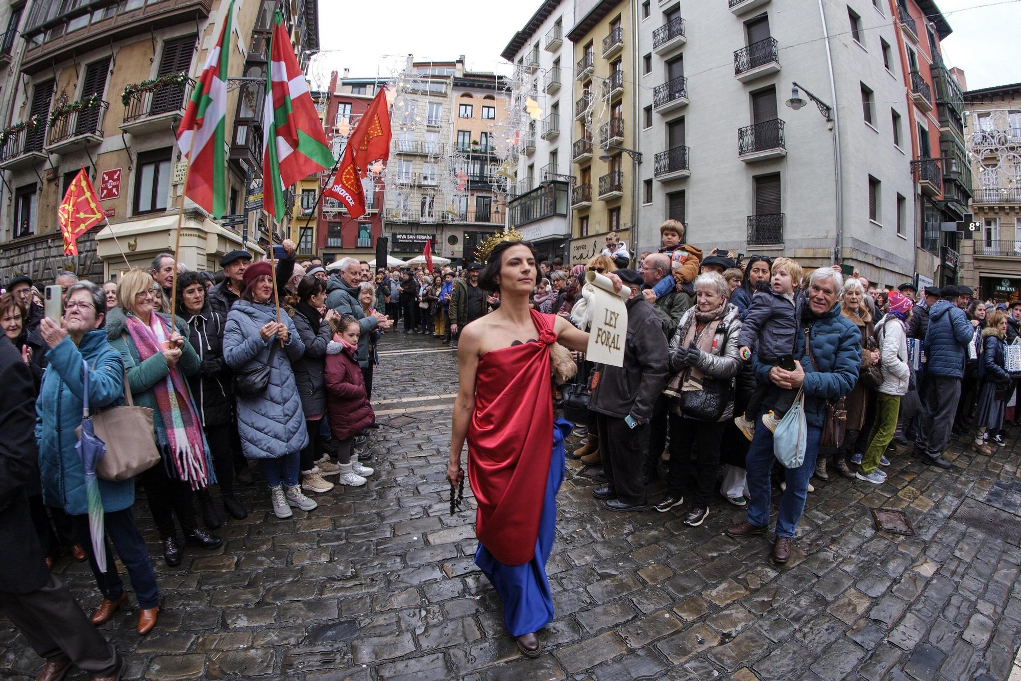 Fotos del homenaje a la estatua que corona el monumento que se erigió hace más de 100 años recordando la lucha popular en el Día de Navarra