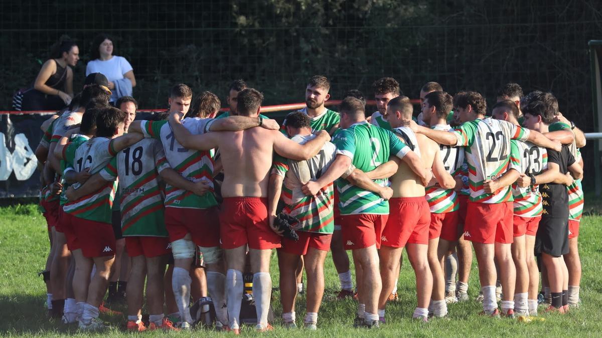 Los jugadores del Hernani, en un partido anterior, en Landare.
