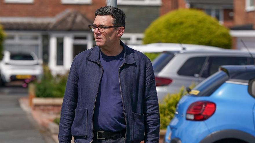 El laborista Andy Burnham gana el escaño inglés de Makerfield y desafiará a Starmer en las primarias