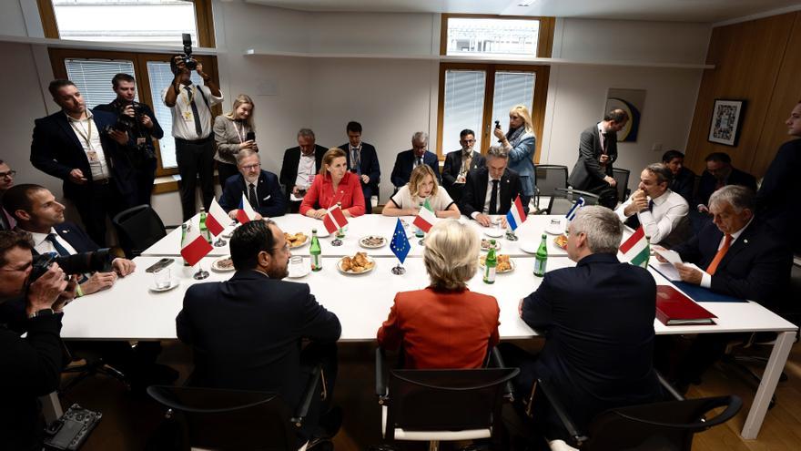 Italia ‘arrastra’ a una decena de países para endurecer la política migratoria de la UE