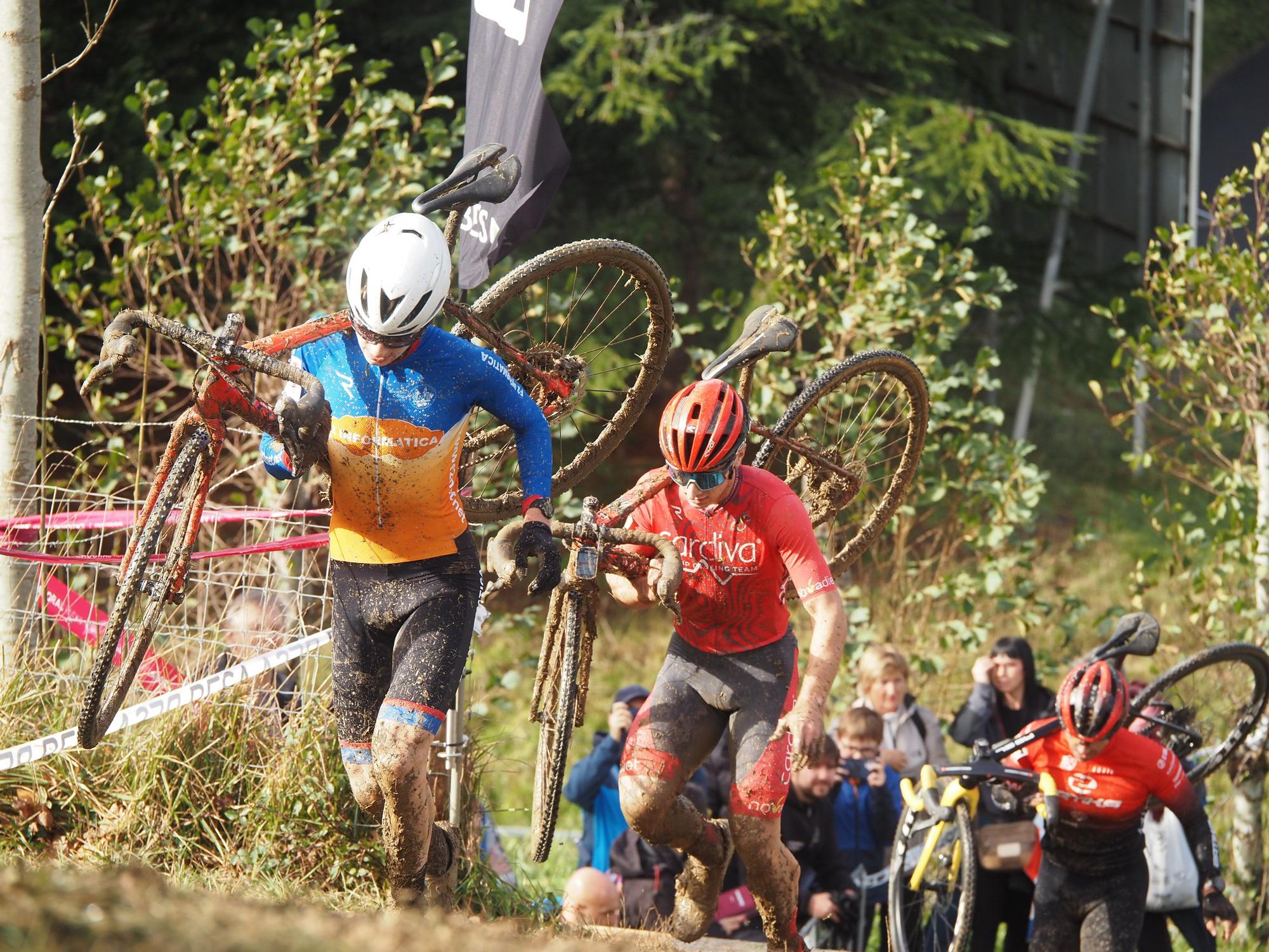 El barro se sumó al espectáculo de ciclocross en Elgoibar