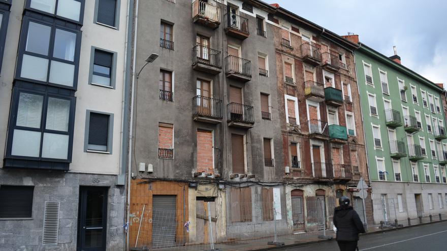Sestao derriba los edificios de Txabarri tras declarar su ruina inminente