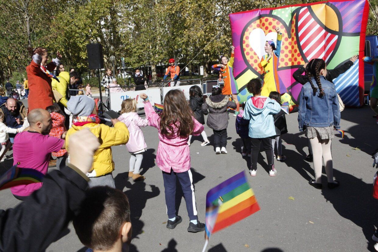 En imágenes: éxito absoluto en la fiesta contra de la LGTBIfobia de la zona Gorbea de Vitoria