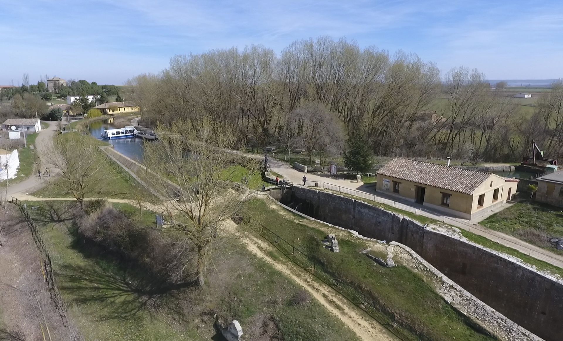 Su recorrido e imagen de las esclusas del Canal de Castilla.