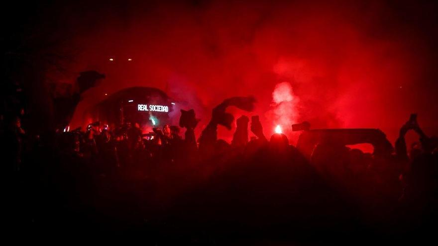 Llegada de un autobús al estadio de Anoeta.