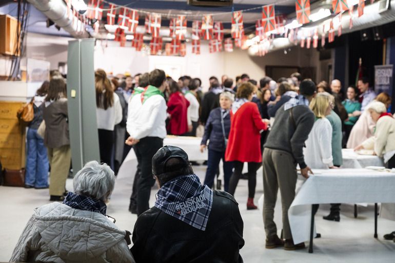 El Lehendakari Imanol Pradales y la vicelehendakari primera y consejera de Política Lingüística, Ibone Bengoetxea, se reunen con la diáspora en la Eskual Etxea de París