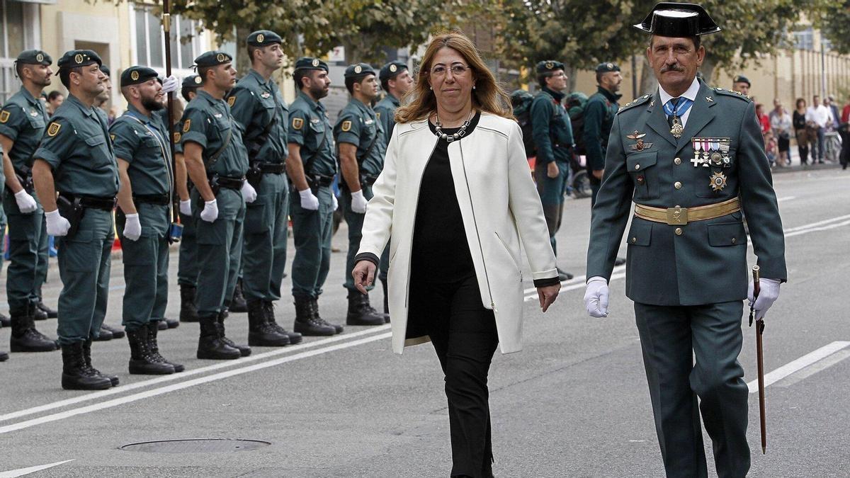 Carmen Alba, entonces delegada del Gobierno español en Navarra y actual concejala del PP en Pamplona, junto a Javier Hernández, excoronel jefe de la Guardia Civil en Navarra, en 2015.