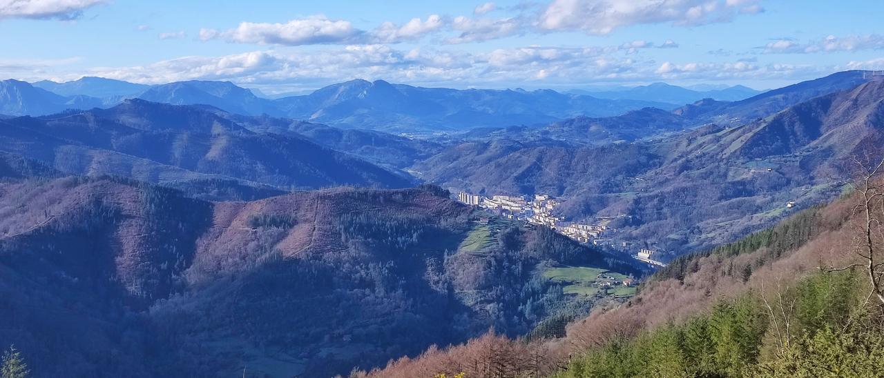 Una conferencia en Soraluze, como adelanto a la marcha montañera de protesta contra el parque eólico de Basalgo