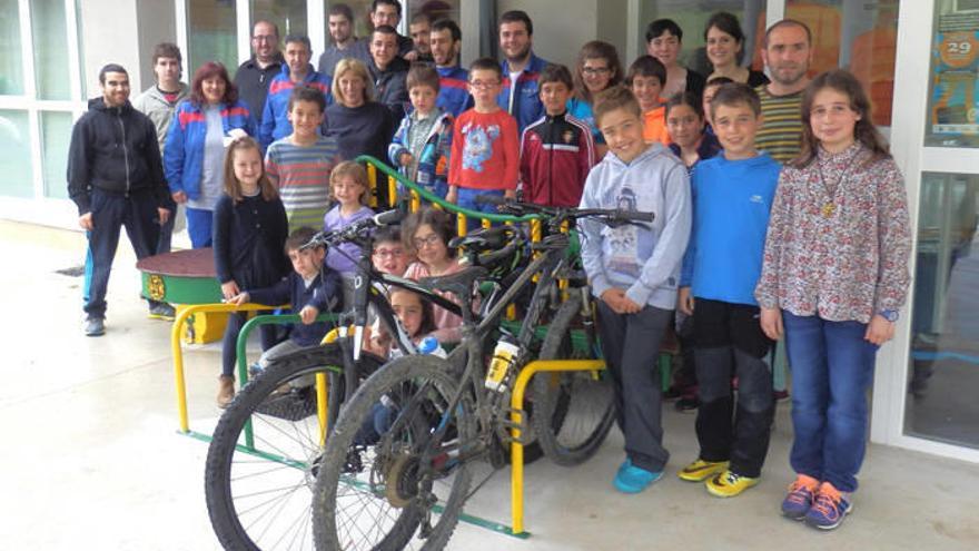 Foto de familia de alumnos de FP, del colegio Arrano Beltza y profesores.