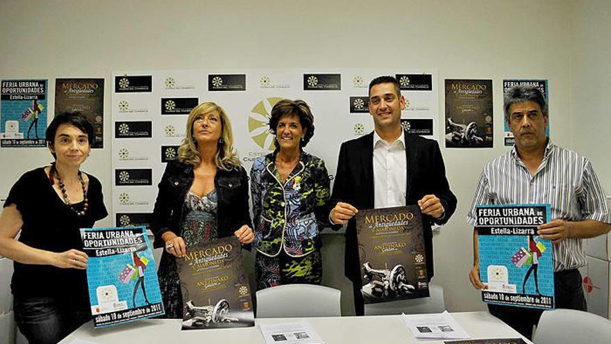 Organizadores de las actividades, con los carteles de ambas ferias.