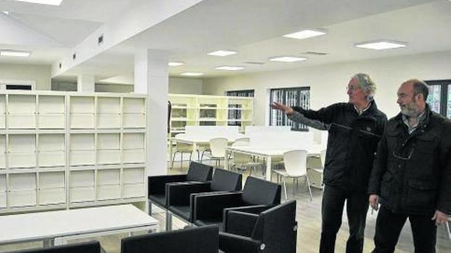 El concejal Jesús Sola y el alcalde Emilio Cigudosa, en la nueva biblioteca.