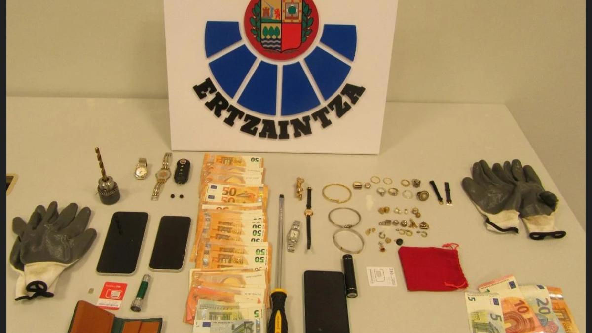 La Ertzaintza desmantela un grupo criminal especializado en robos en viviendas.