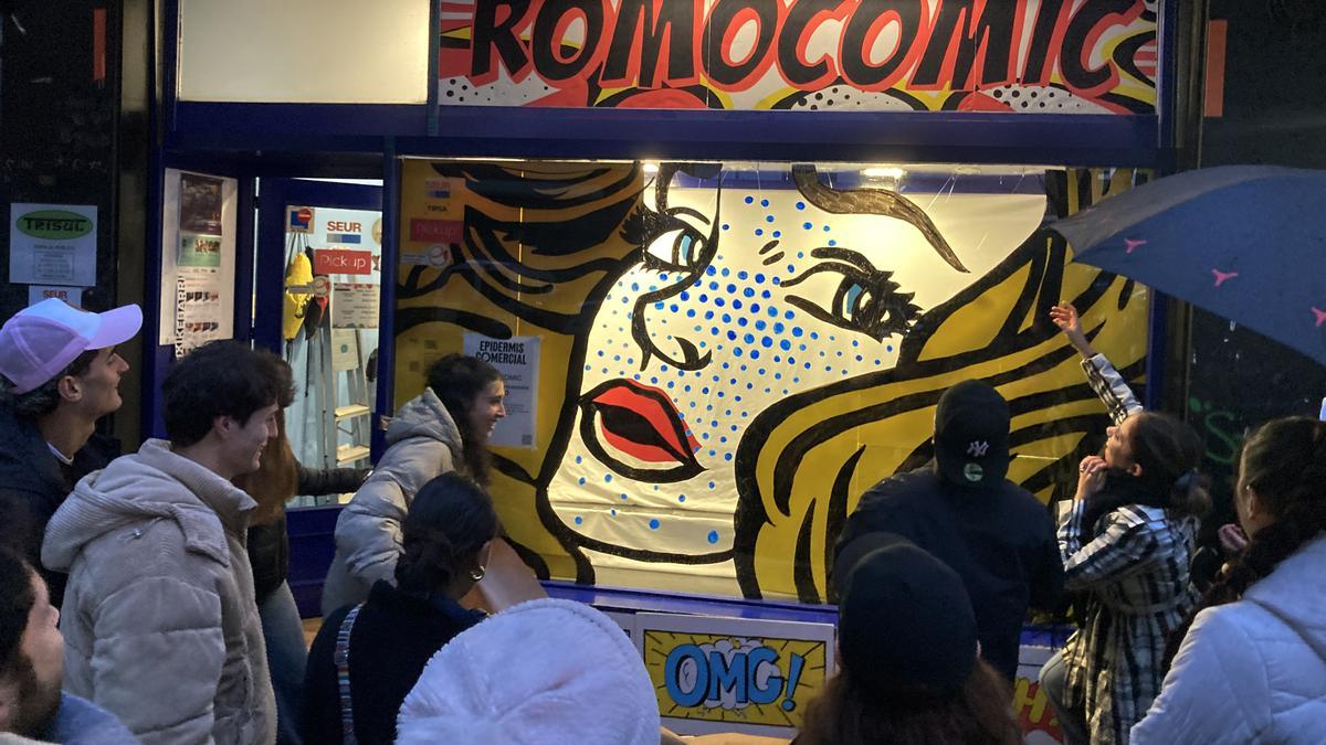 El llamativo escaparate, con diseño pop art, de la tienda Romocómic.