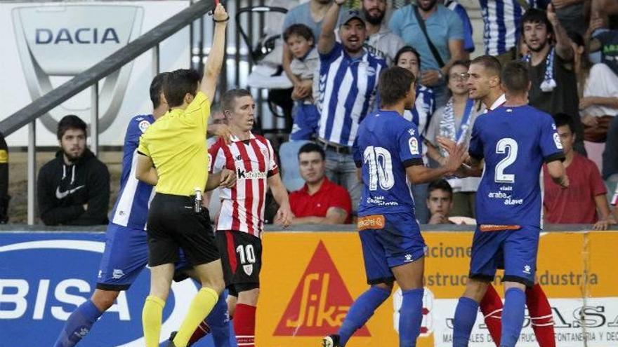 Palencia Caballero muestra la tarjeta roja a Romero tras una dura entrada a Saborit.