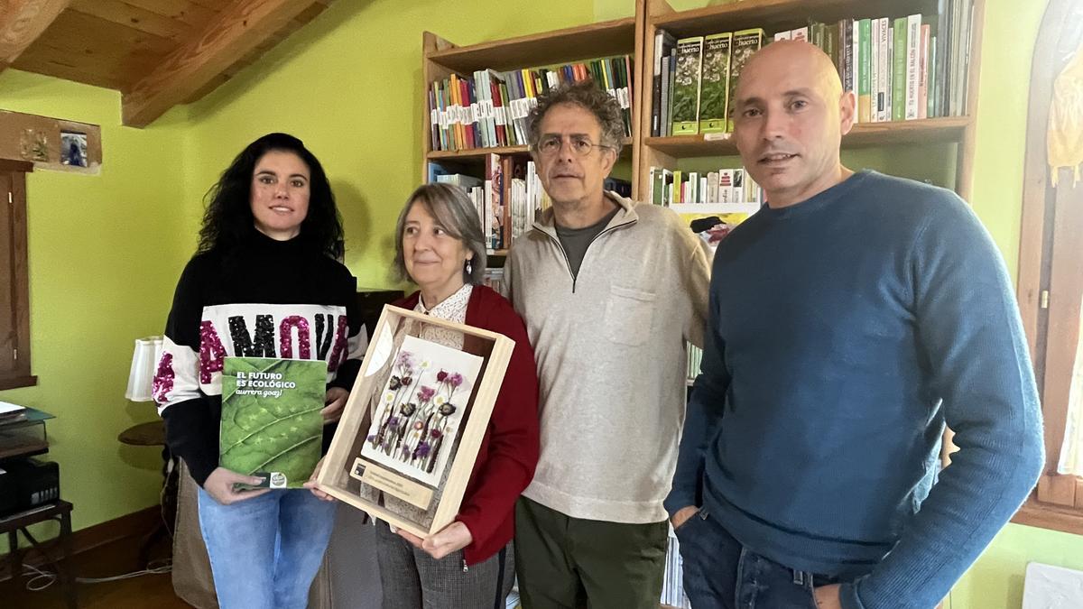 Ambas recibieron un cuadro conmemorativo realizado por Kattalin Barber (Herbaria), elaborado con flores, que simboliza el vínculo entre el cultivo local y el arte botánico.