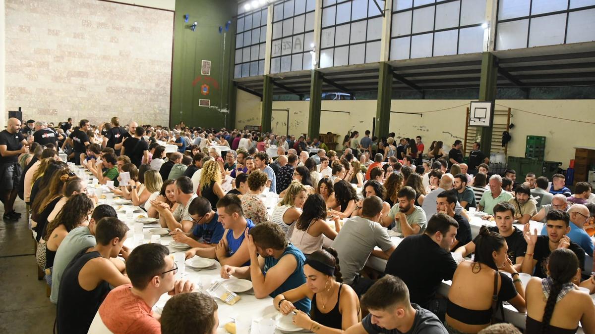 El frontón Gure Ametsa, convertido en un comedor para 500 personas.
