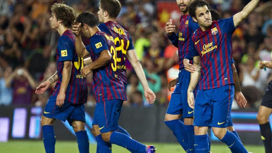 El centrocampista del Barcelona Cesc Fábregas (dcha.) celebra su primer gol como azulgrana frente al Nápoles, en el Trofeo Joan Gamper.