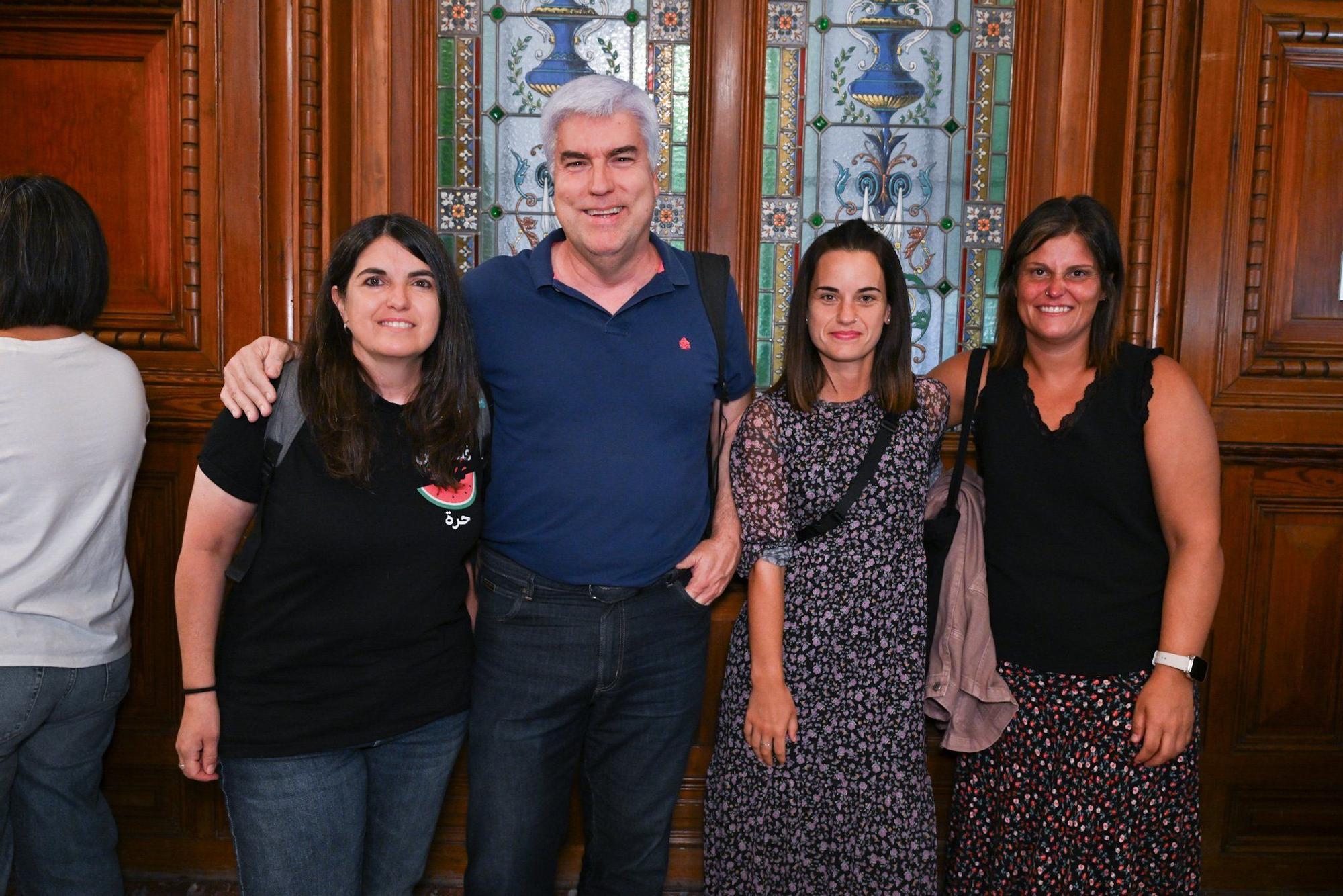El exdirector de Elankidetza, Paul Ortega, con Beatriz Valquis, Jone Alonso y Olatz Trápaga.