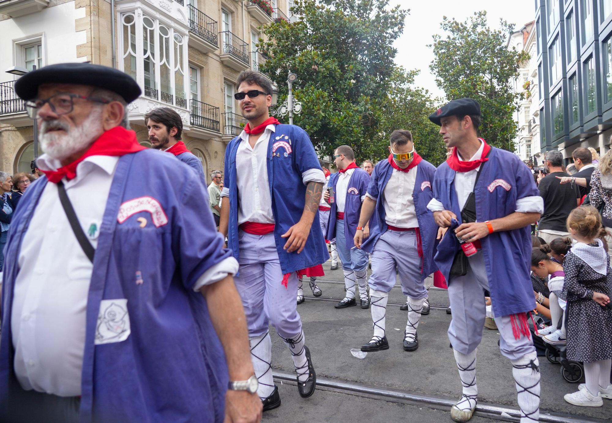 En imágenes: Blusas y neskas desfilan en una kalejira por Santiago