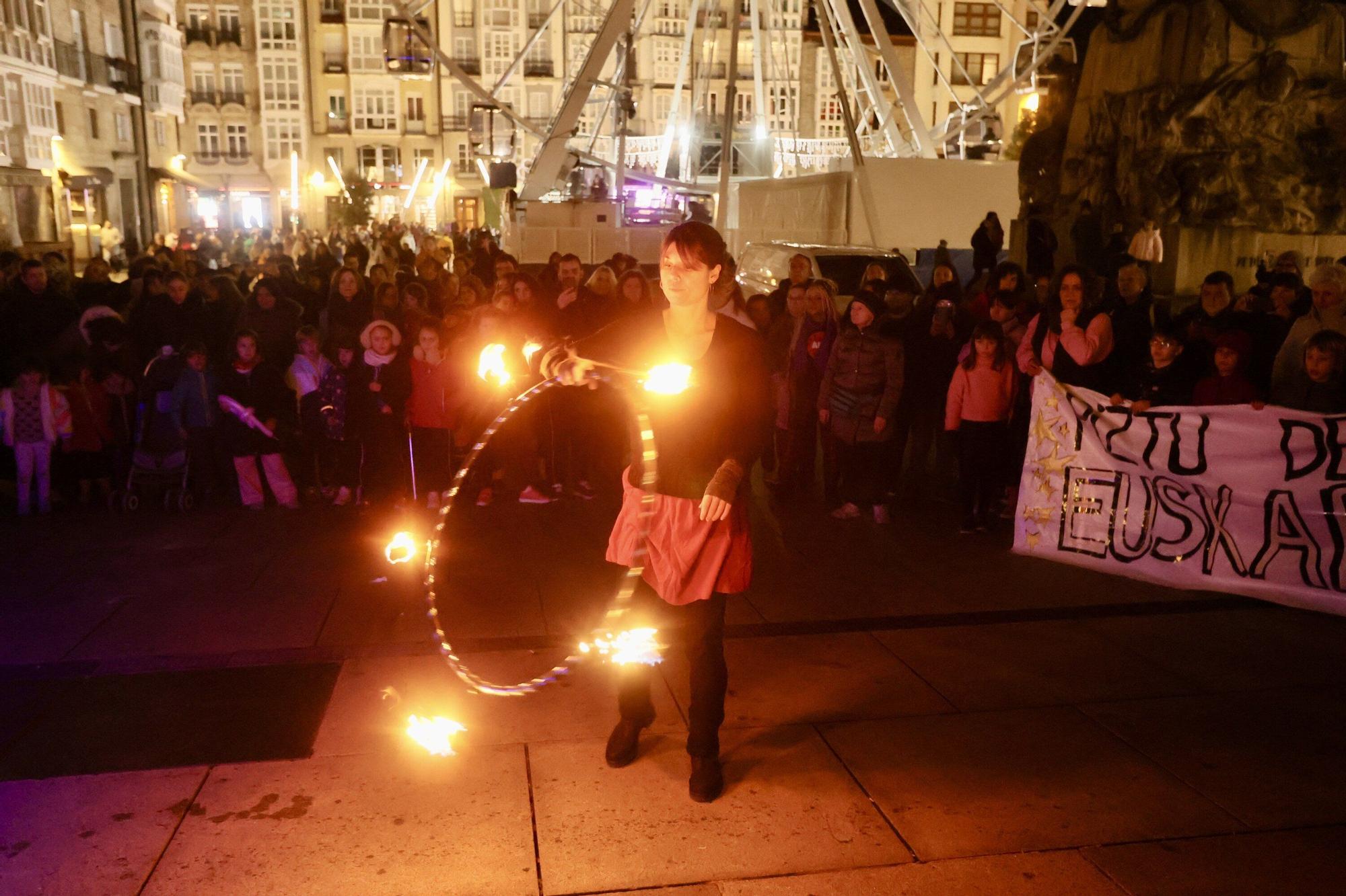 En imágenes: Encendido de 365 velas en la plaza de la Virgen Blanca para reivindicar el euskera