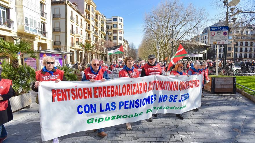 Pentsioen "berehalako" errebalorizazio automatikoa eskatu dute Donostian pentsiodunek