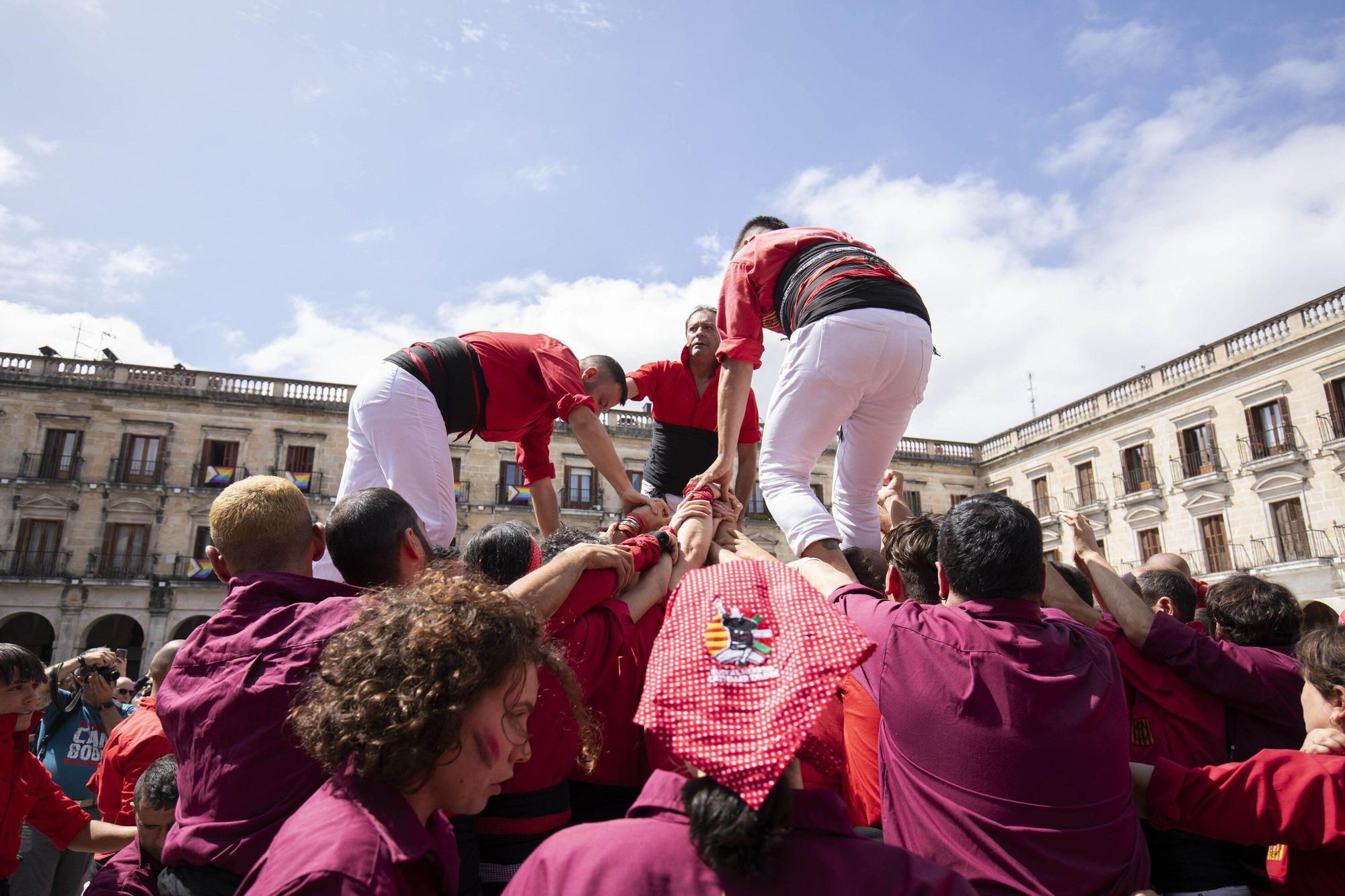 En imágenes: La Plaza Nueva de Vitoria acoge una gran Diada Castellera