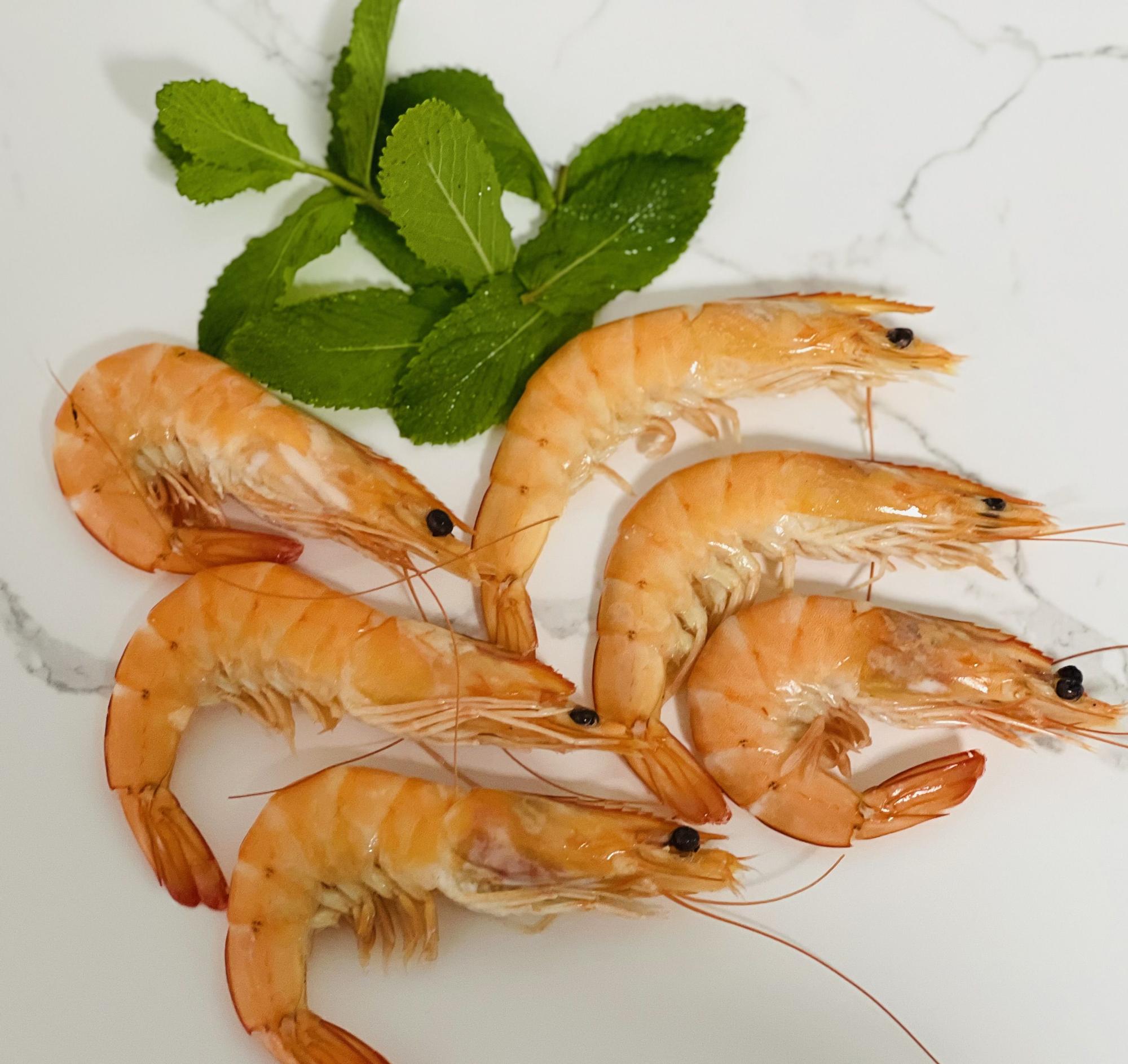 Los langostinos y la menta, los protagonistas de esta receta.