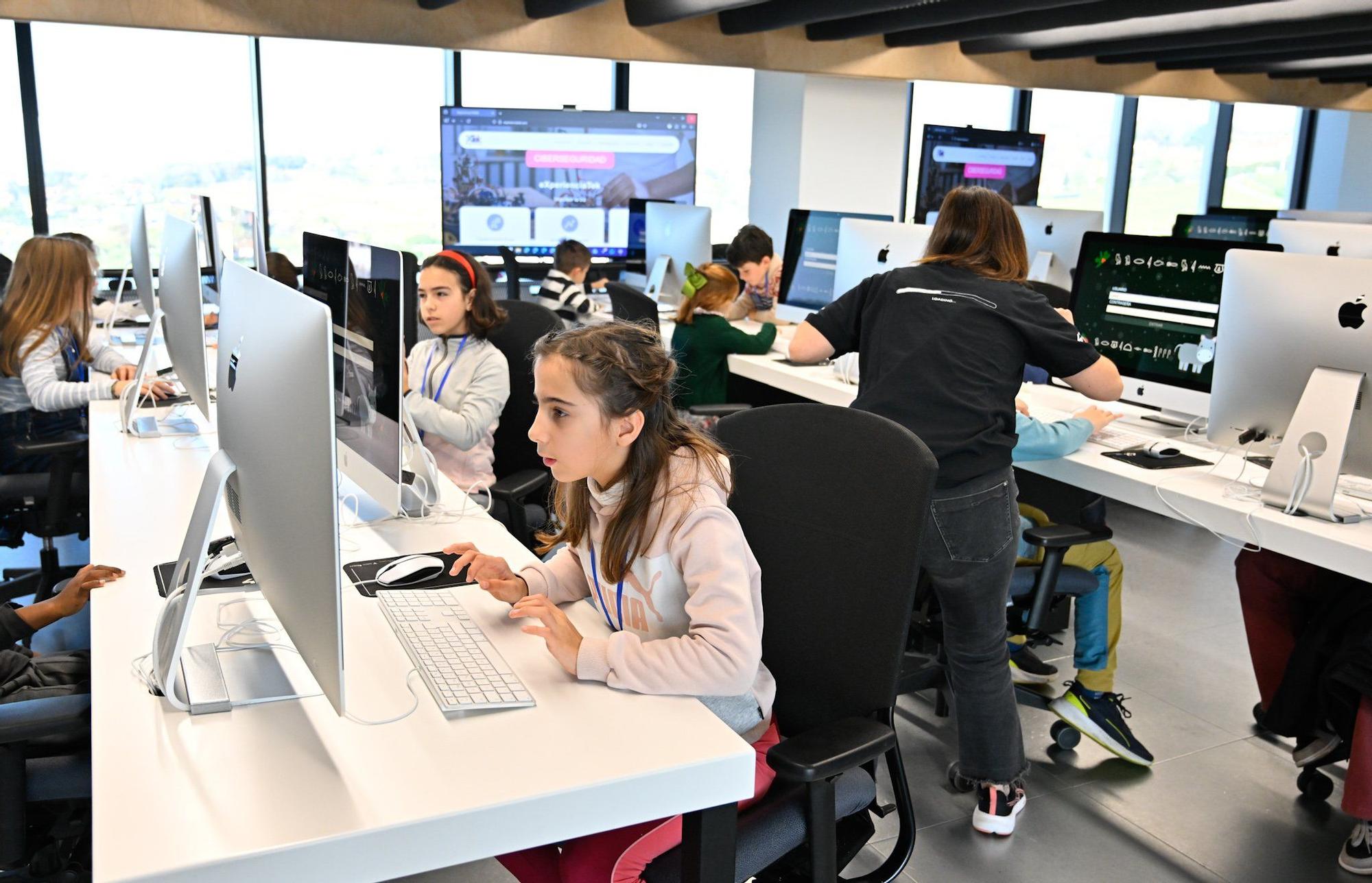 En imágenes: ‘hackeo’ al Olentzero vasco en el campus 42 Urduliz