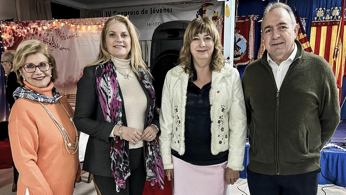Ana Ollo, junto a la directora general de Acción Social y Territorios del Ayuntamiento de Valencia, Francisca Rosa Sampol (1ª izda.); el presidente de la Euskal Etxea Artea, Nicolás Ibarra; y  su secretaria, Ana Herreros.