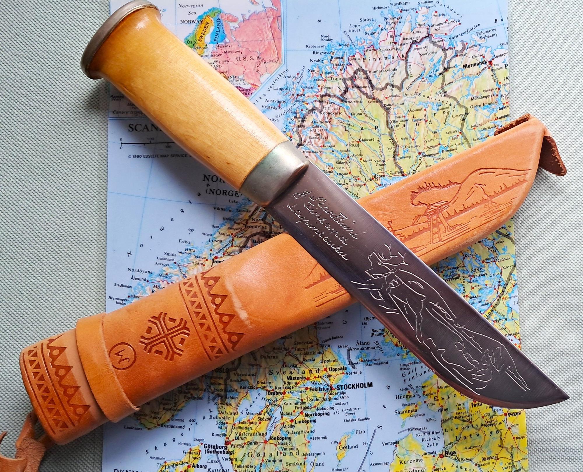 Puukko lapón con su funda.