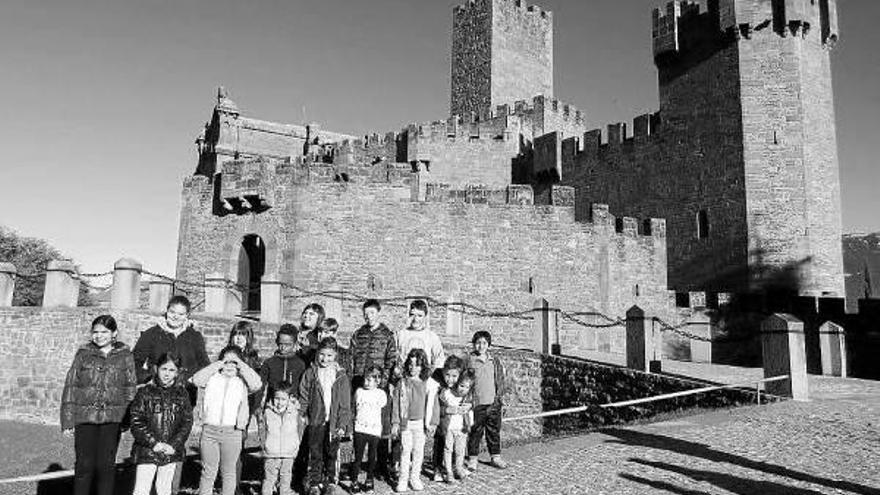 Los alumnos posaron frente al Castillo de Javier en la jornada que pasaron en la localidad navarra.