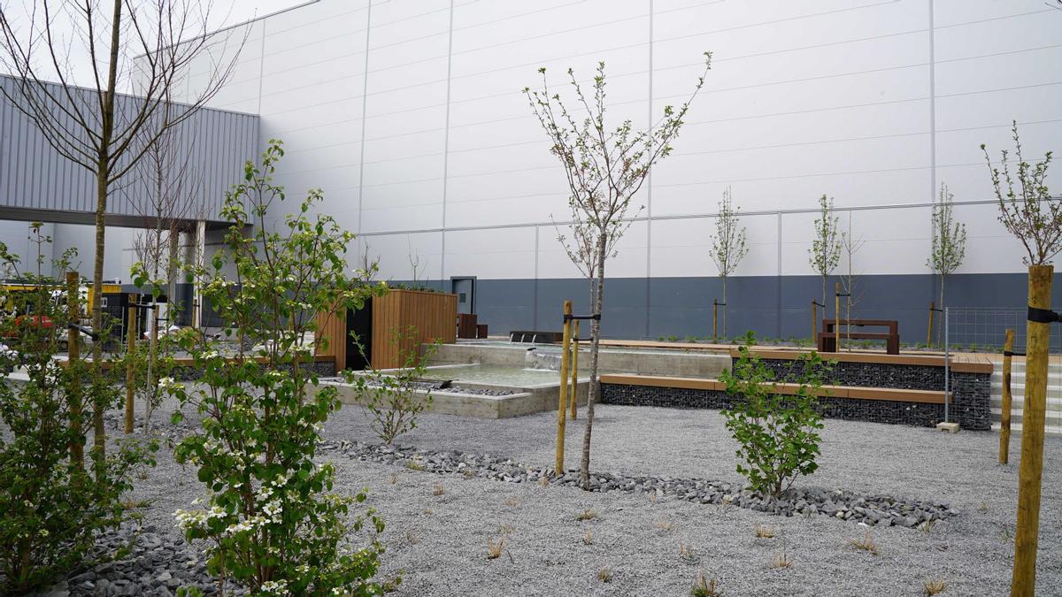 Zona verde en el interior de la planta de Mercedes en Vitoria