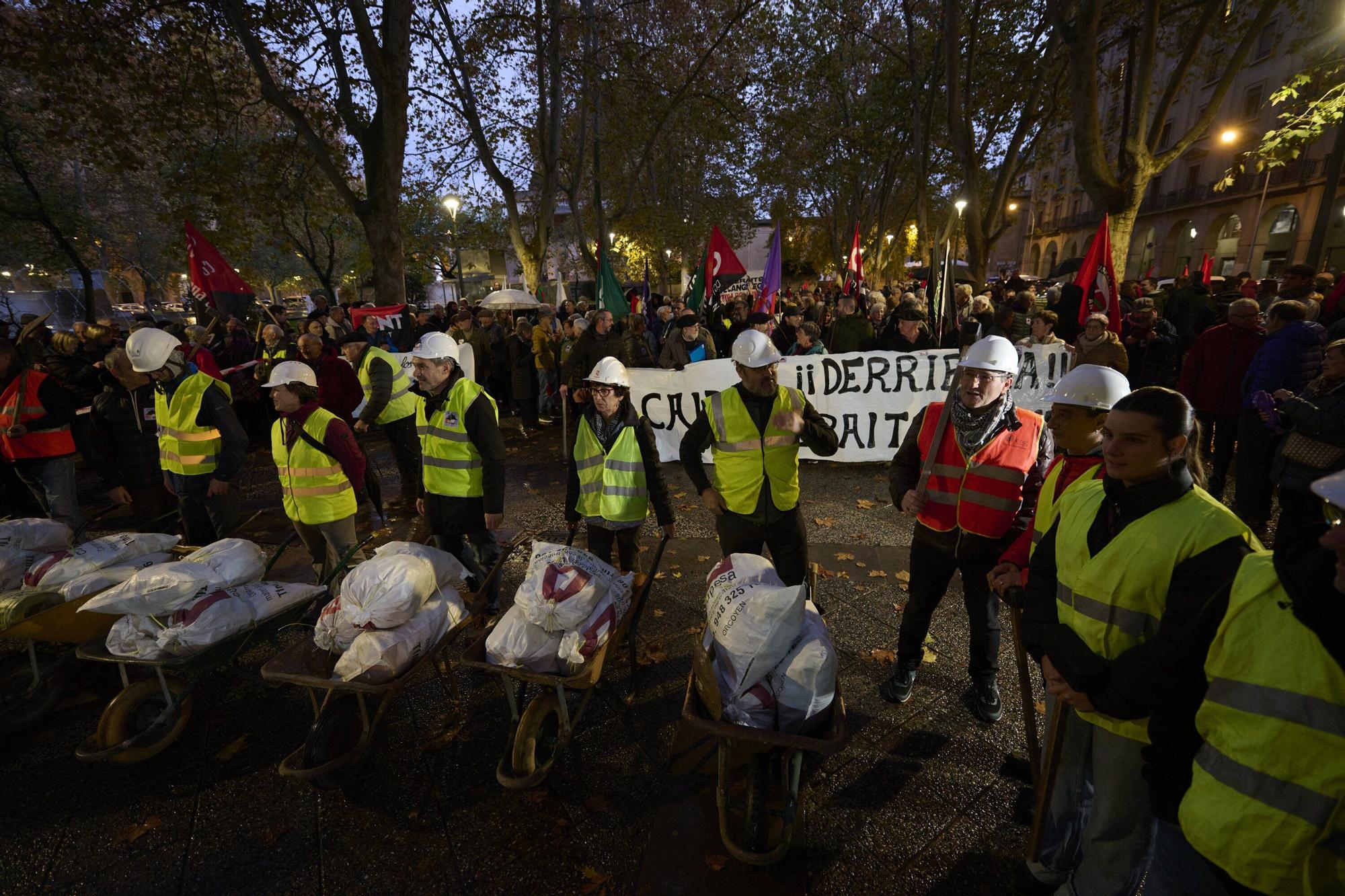 Manifestación de las asociaciones memorialistas para pedir el derribo del Monumento