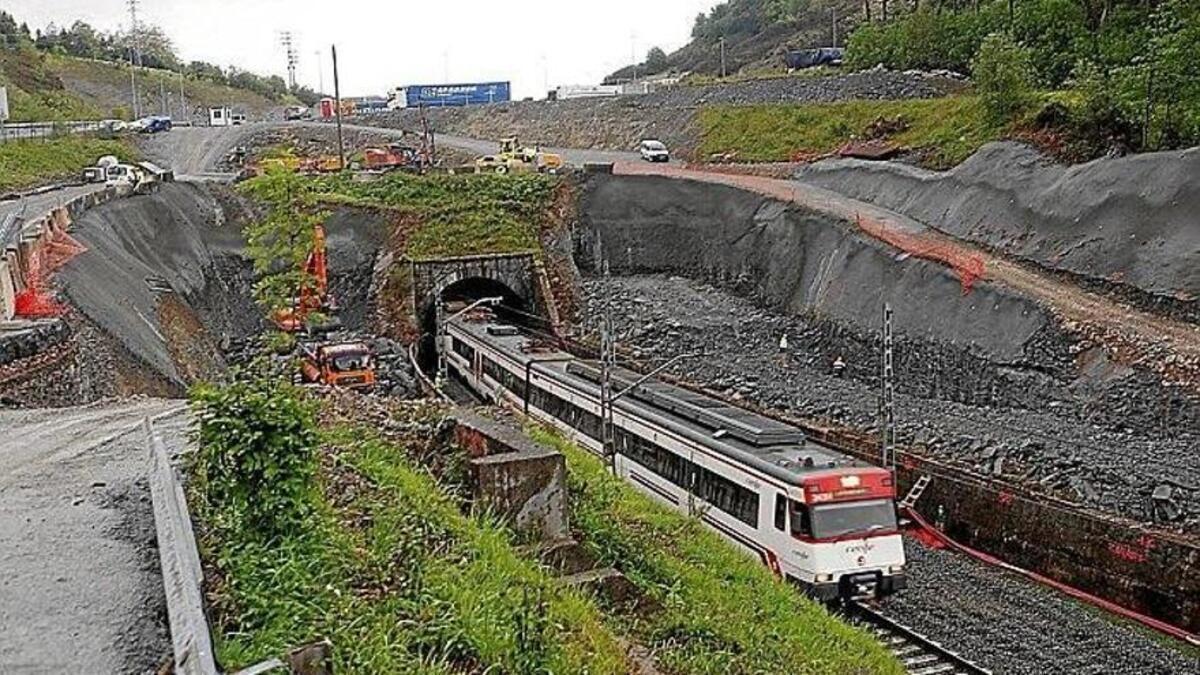 Un tren de Renfe, en paso por Gaintxurizketa
