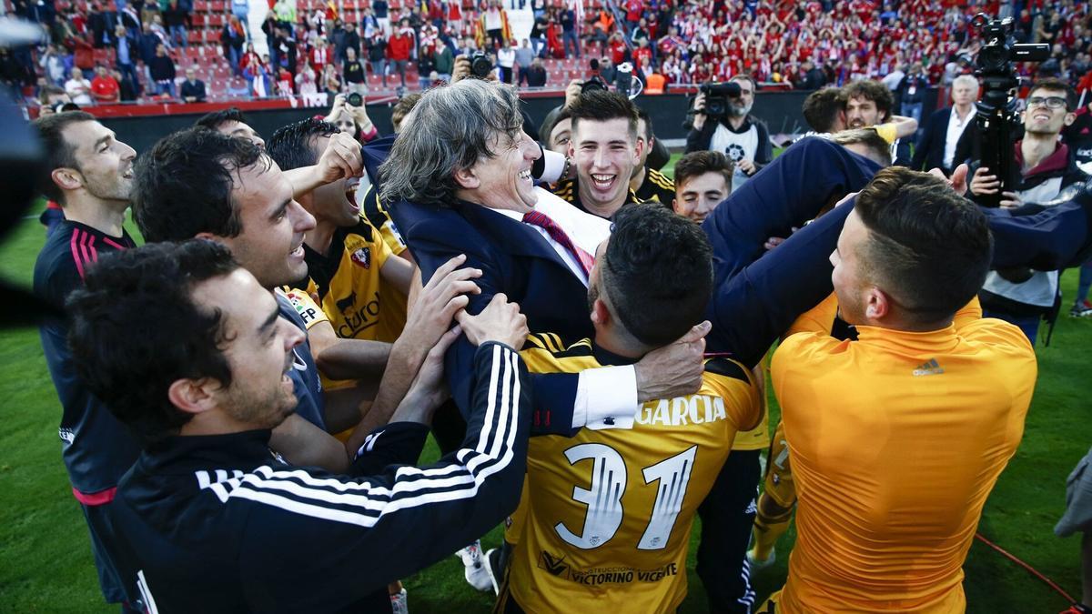 Los jugadores de Osasuna mantean a Enrique Martín Monreal en Girona.
