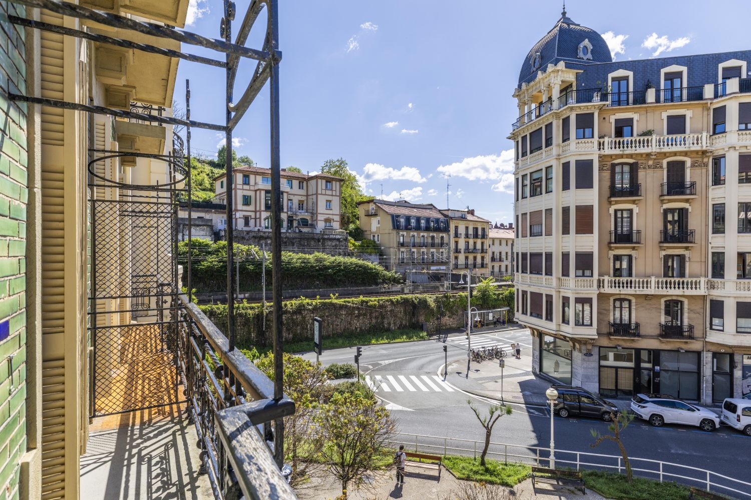 Magnífica propiedad en venta ubicada en un edificio señorial, situada en una de las zonas más elegantes del céntrico barrio de Gros