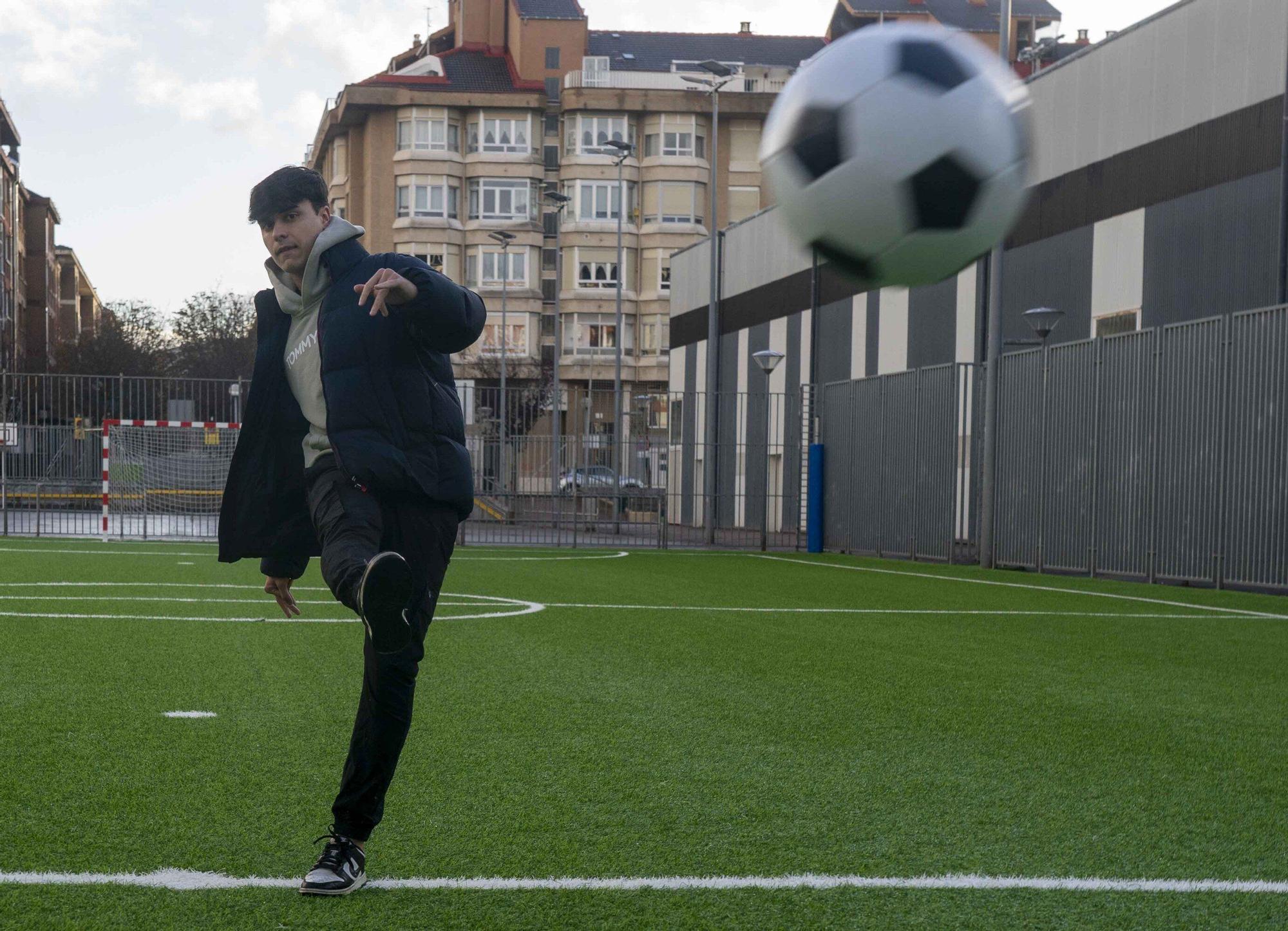 Mikel Ortiz de Urbina y Alain Velarde posan durante su charla con DNA