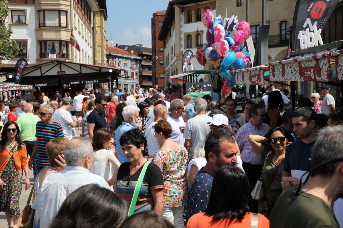El entorno de las plazas Fueros y Matxin acogieron una treintena de puestos, la feria agrícola, txosnas y herri kirolak.