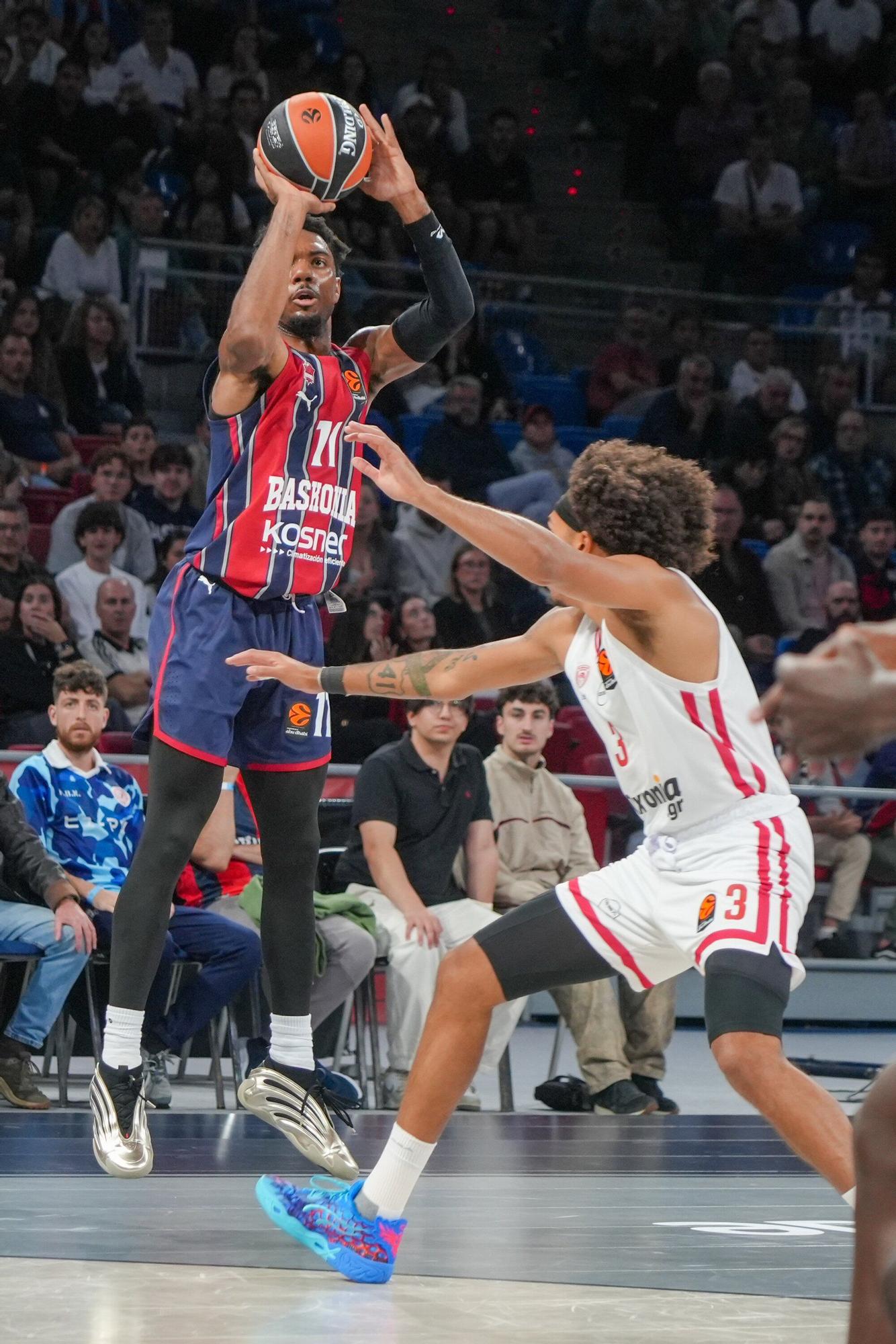 Todas las imágenes del Baskonia - Olympiacos en el Buesa Arena