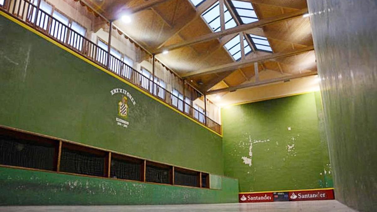 El trinquete, visto desde el extremo derecho del tambor del rebote