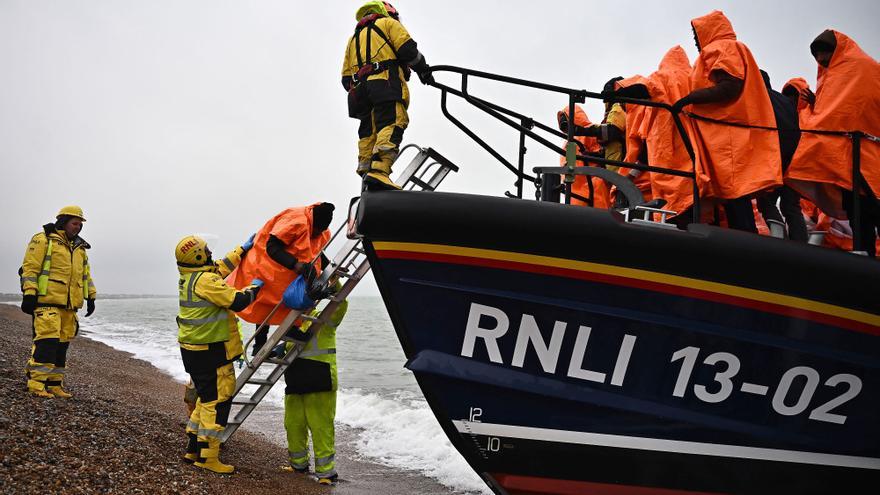 Reino Unido anuncia para este mes las primeras devoluciones de migrantes irregulares a Francia