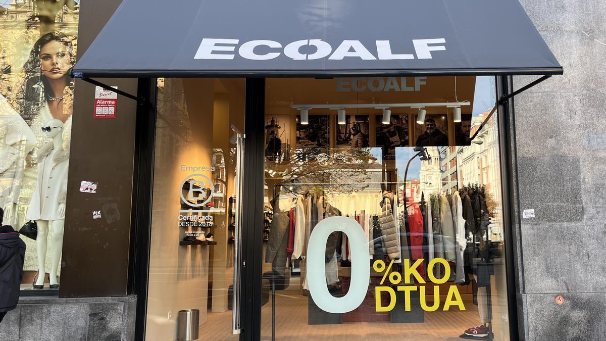 La tienda Ecoalf, ubicada en la Gran Vía de Bilbao, no ofrece descuentos por el Black Friday