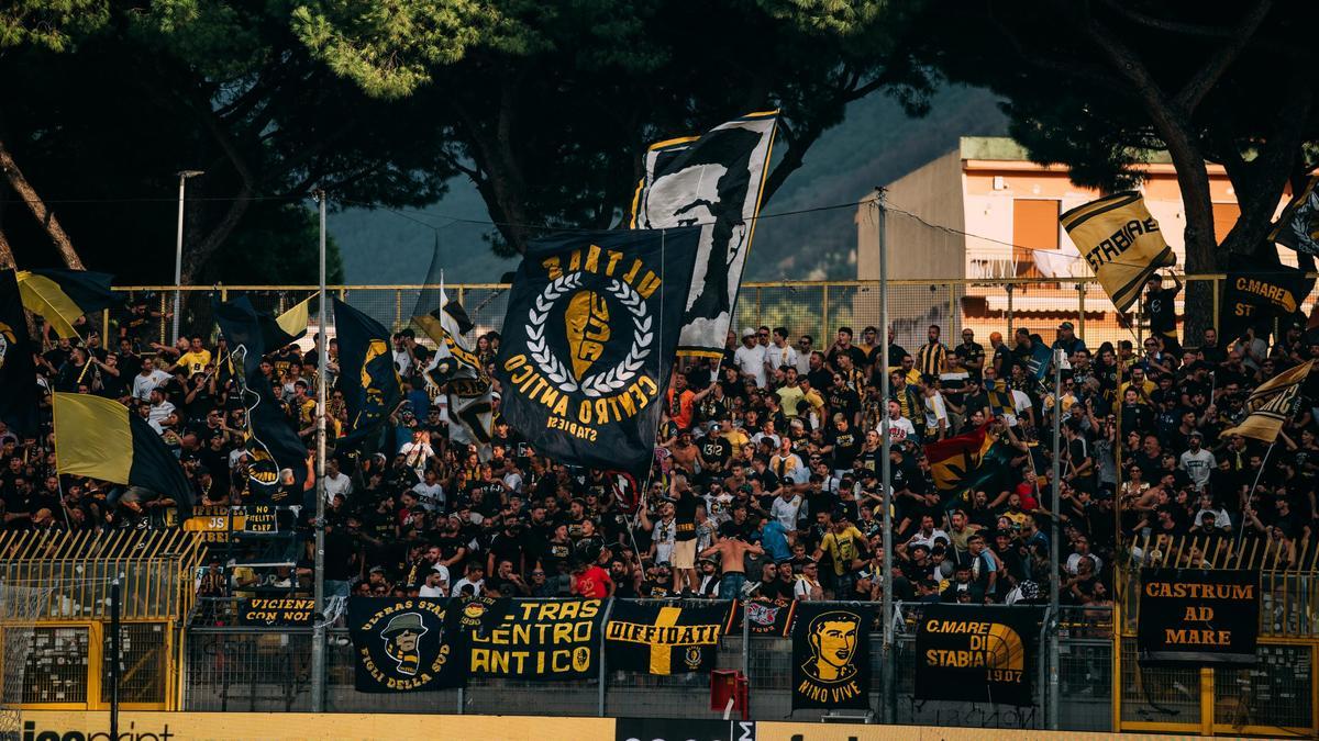 Imagen de uno de los fondos del estadio Romeo Menti, donde el Juve Stabia disputa sus partidos.
