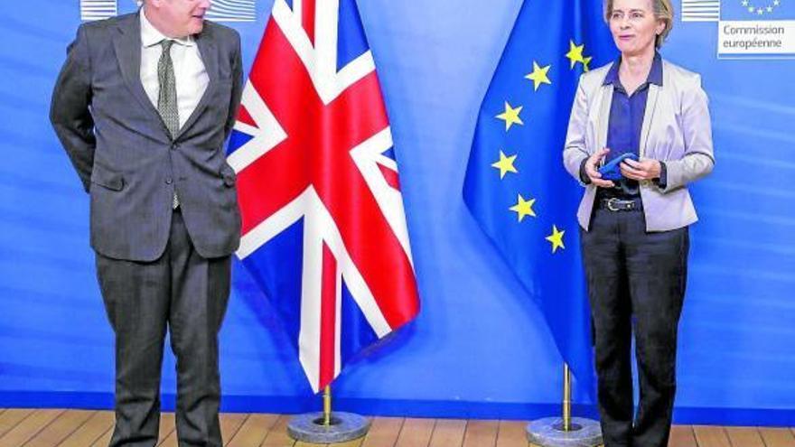 Boris Johnson, ‘premier’ británico, y Ursula Von der Leyen, presidenta de la Comisión Europea. Foto: Efe