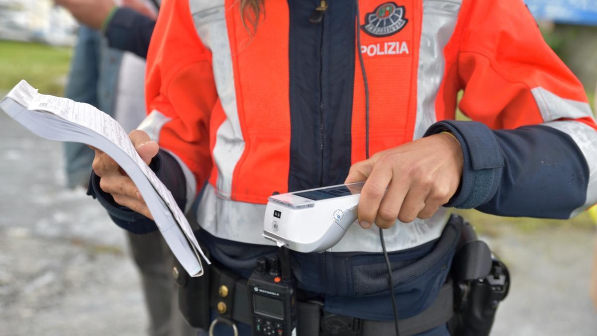 Un agente de la Ertzaintza en un control de movilidad durante el estado de alarma.